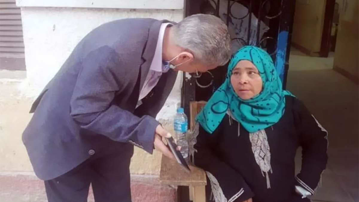 نجل "سيدة قطار سوهاج" ينفي طرد والدته من المنزل (فيديو)