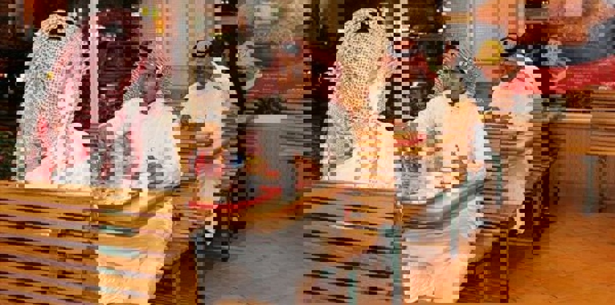 السعودية.. إغلاق مطعم يمنع دخول الزبائن بالزي الوطني