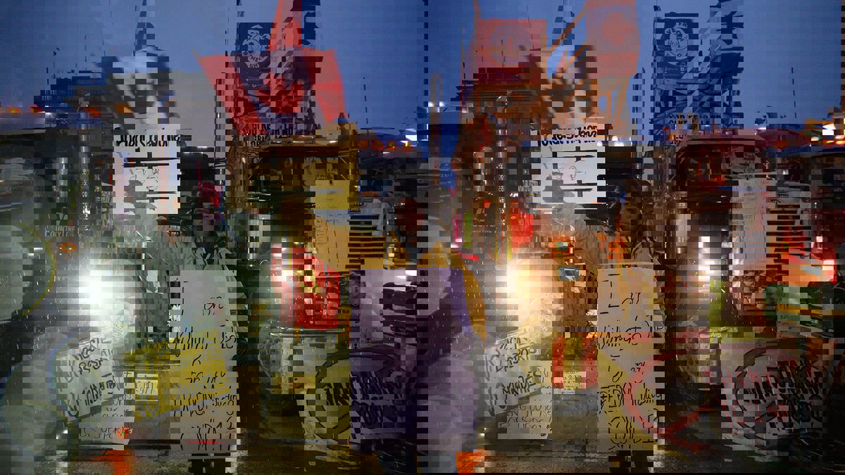 بايدن يحذر ترودو من "تداعيات خطيرة" لإغلاق الطرق مع أمريكا