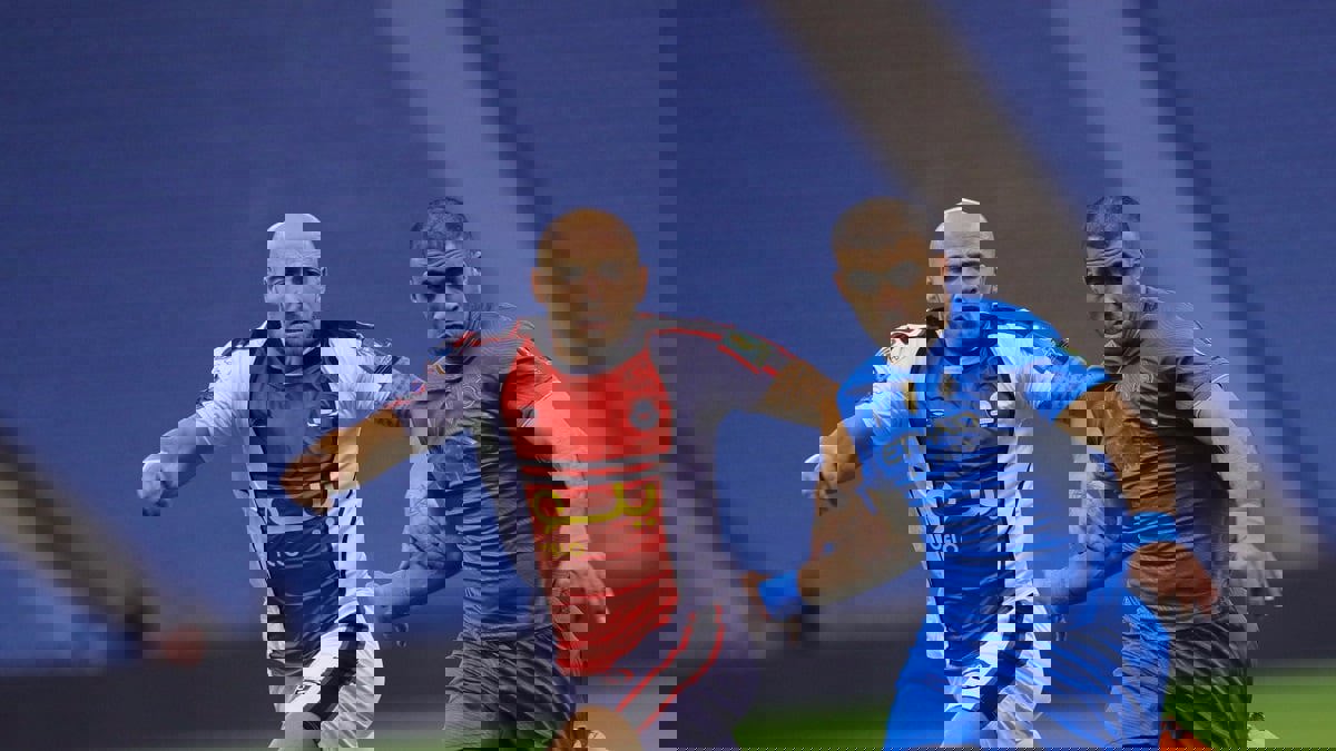 اشتباك بين عبدالرزاق حمدالله وسلطان الغنام خلال مباراة النصر والرائد (فيديو)