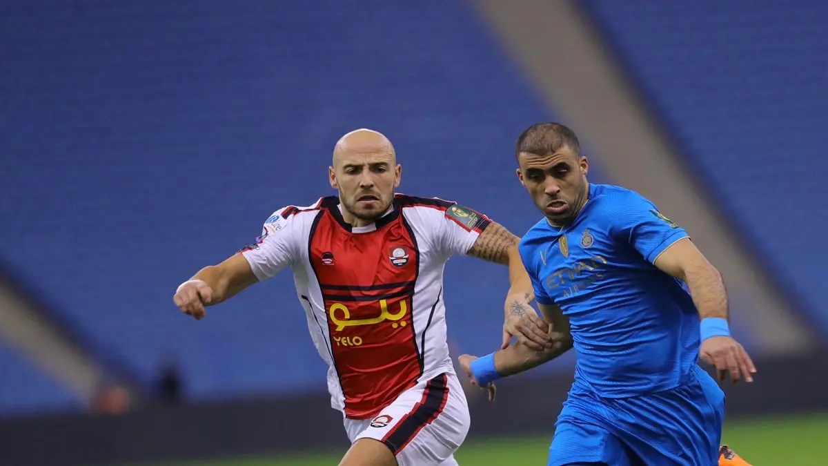 اشتباك بين عبدالرزاق حمدالله وسلطان الغنام خلال مباراة النصر والرائد (فيديو)