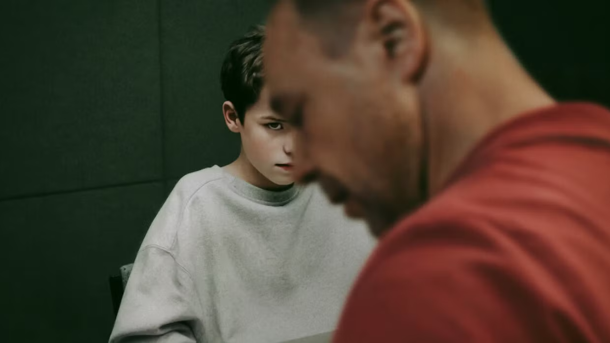 "مراهق العائلة".. قنبلة موقوتة في غرف نوم الأبناء