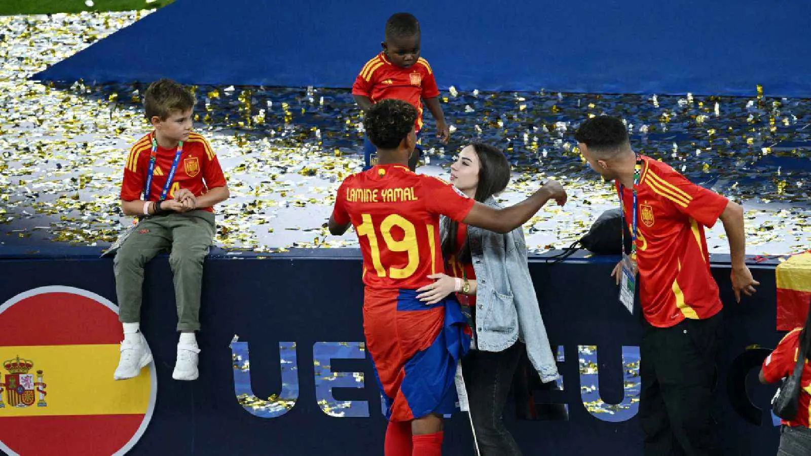 يامال يقضي إجازته مع صديقته في اليونان (فيديو)