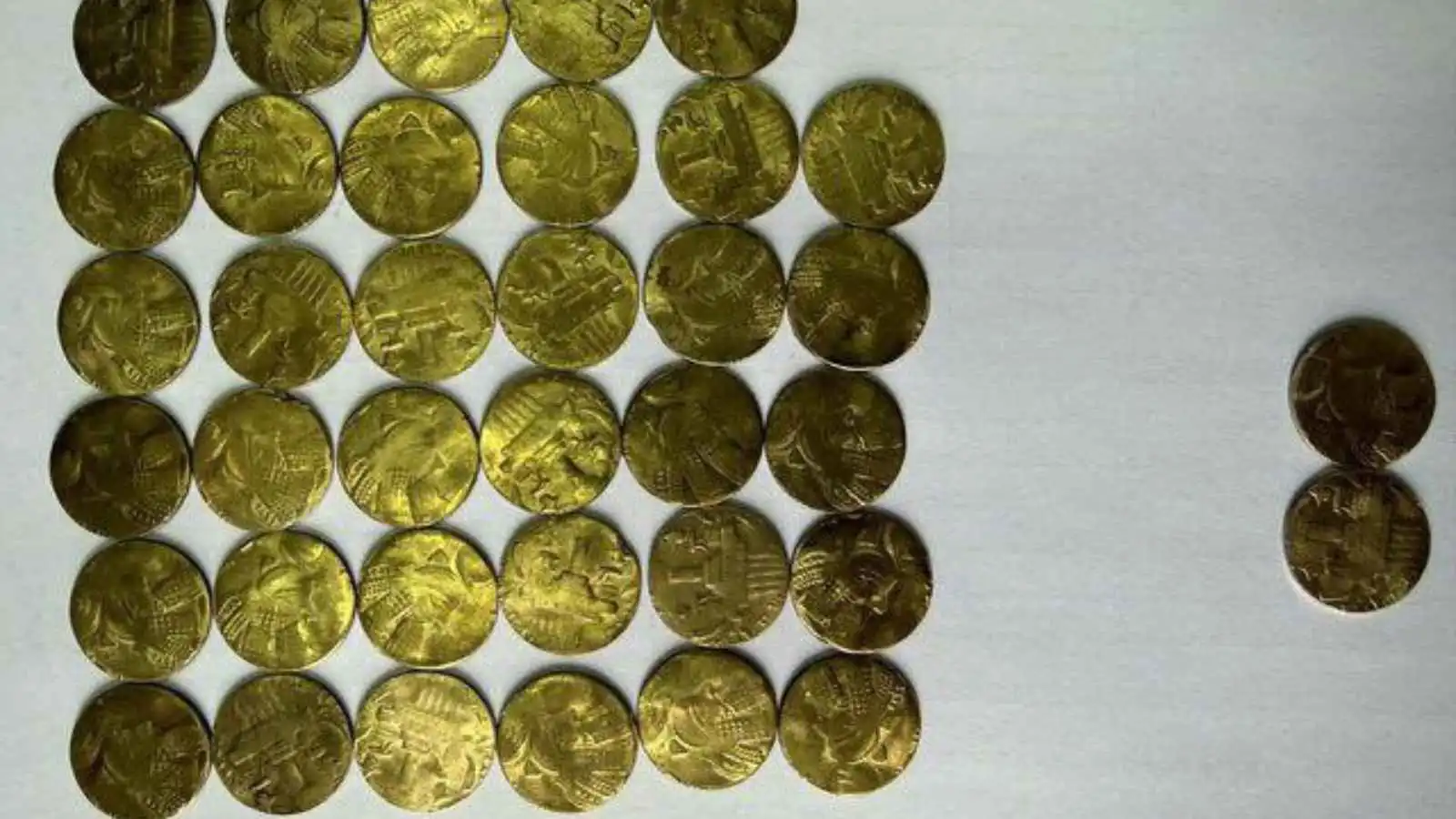 تعود للعصر الساساني.. ضبط 37 عملة تاريخية في إيران