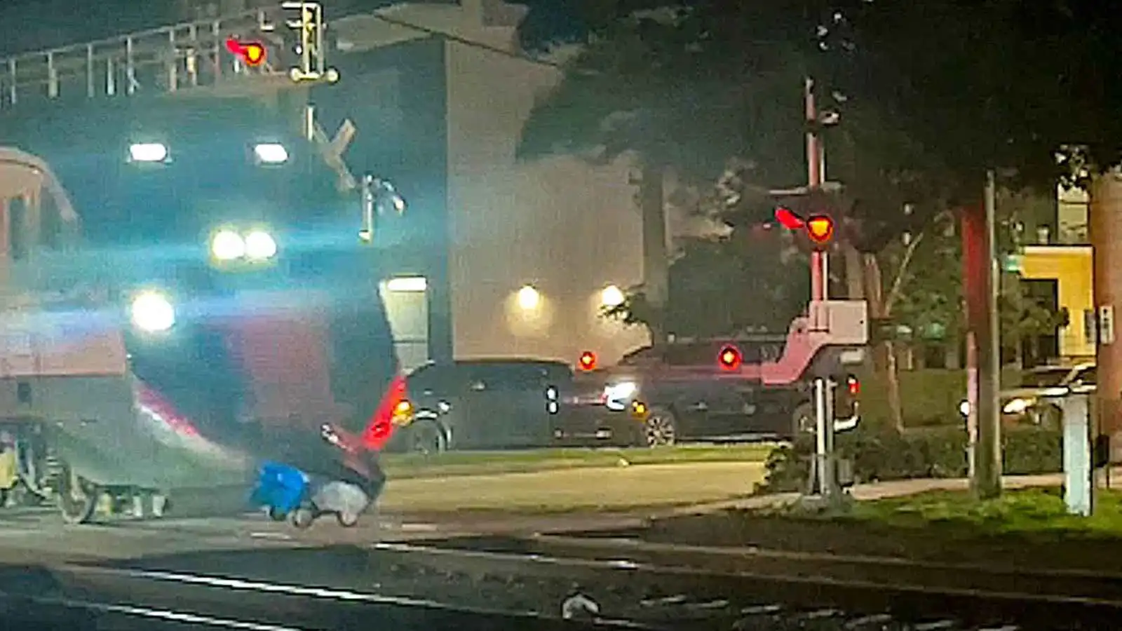 الذكاء الاصطناعي يفشل أمام قطار سريع.. روبوت توصيل يُسحق في ميامي