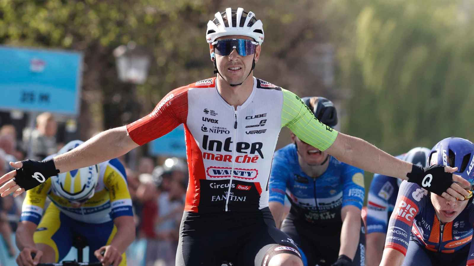 دراج نيوزيلندي ينجو من هجوم ماعز في دورة إيطاليا للدراجات (فيديو وصور)