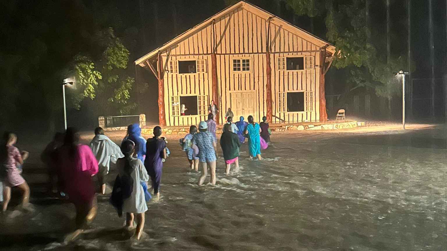 سيول تكساس المرعبة تخلف 13 قتيلاً وتدمر عشرات المنازل (فيديو)