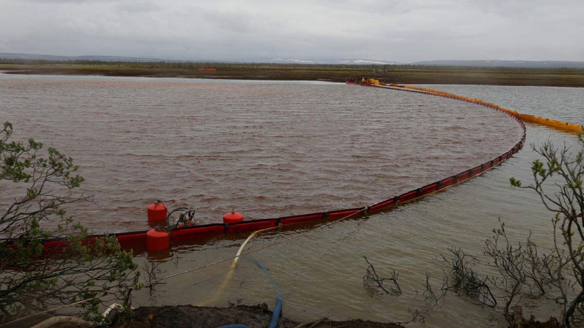 تغريم شركة روسية ملياريْ دولار بسبب تسرب غير مسبوق للوقود