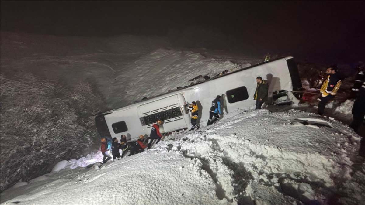 تركيا.. مصرع 5 وإصابة 38 إثر انقلاب حافلة ركاب (فيديو)