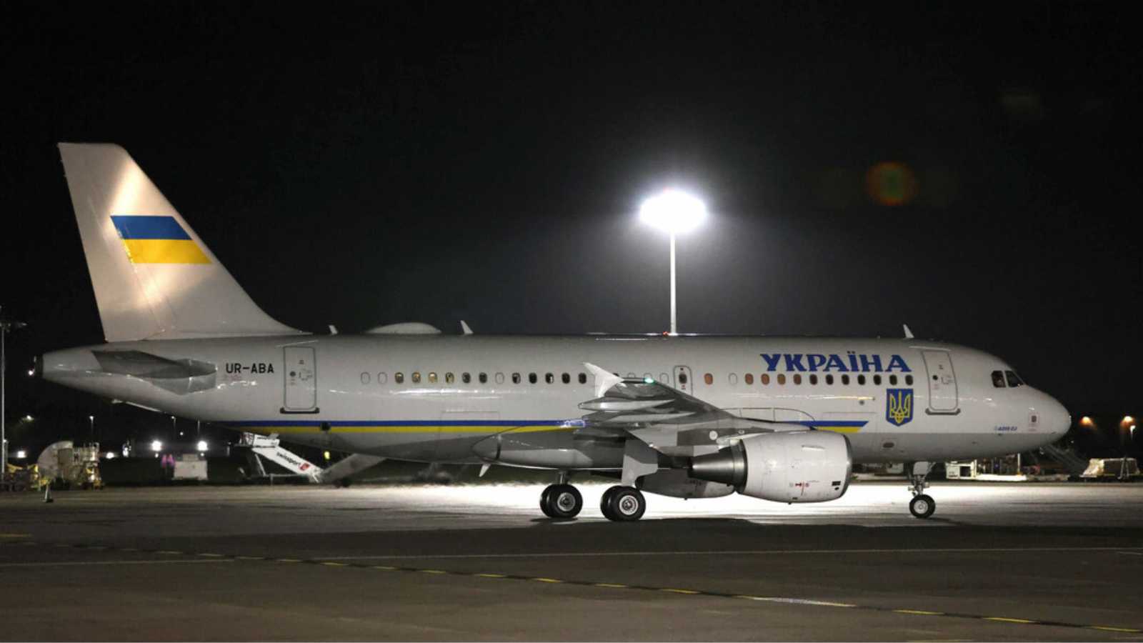 لحظات تحبس الأنفاس.. مسيرات غامضة تحلق قرب طائرة زيلينسكي في أيرلندا (فيديو)