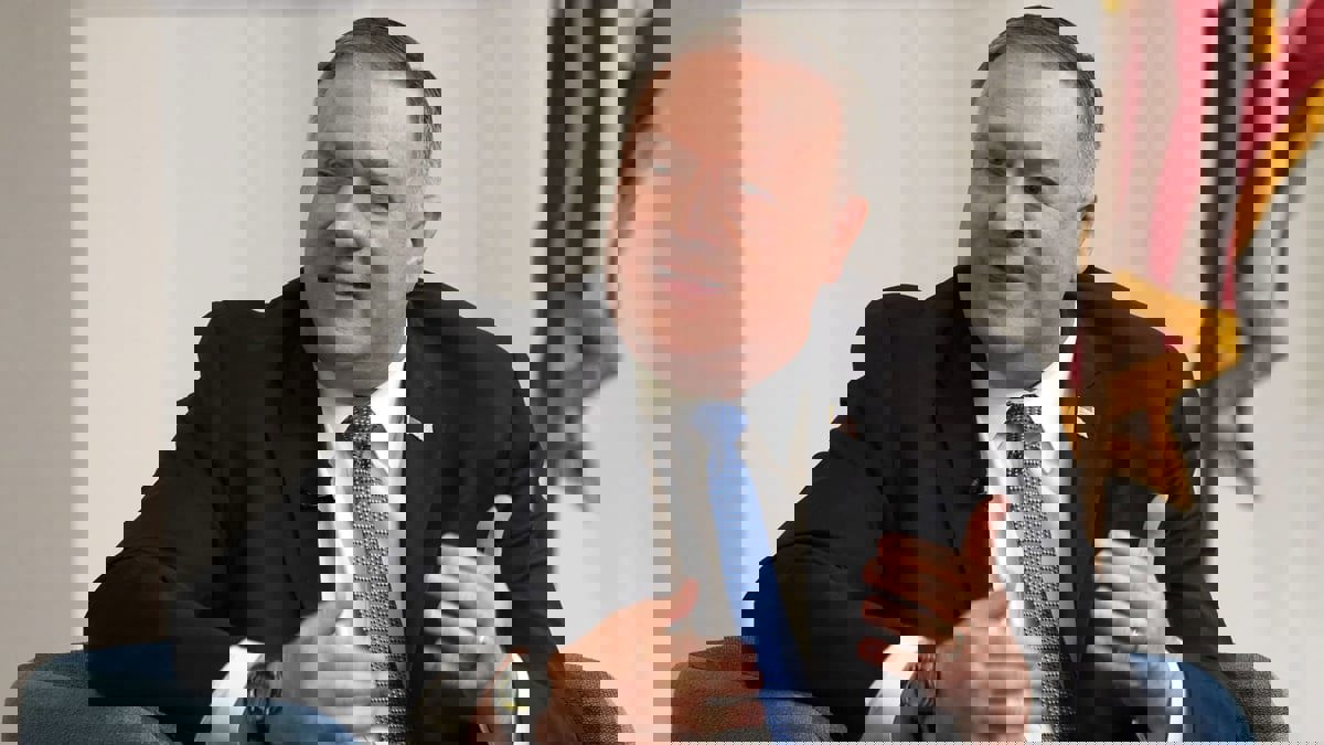 الخارجية الأمريكية تبحث عن زجاجة كحول أهدتها اليابان لبومبيو