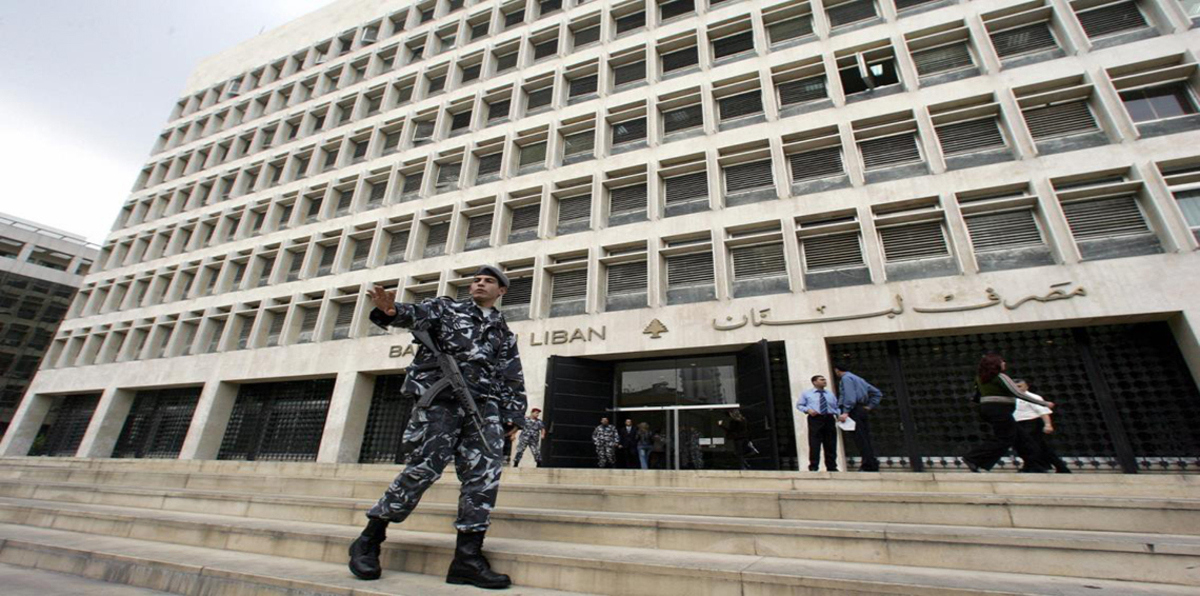 الليرة اللبنانية عرضة للضرر من الصراع الإقليمي في ظل ربطها بالدولار