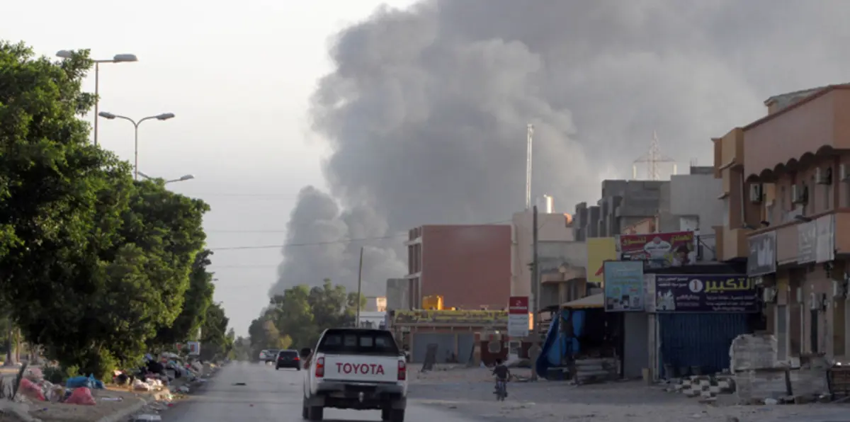 بالصور.. سيارة مفخخة تستهدف موكب مدير أمن بنغازي الليبية