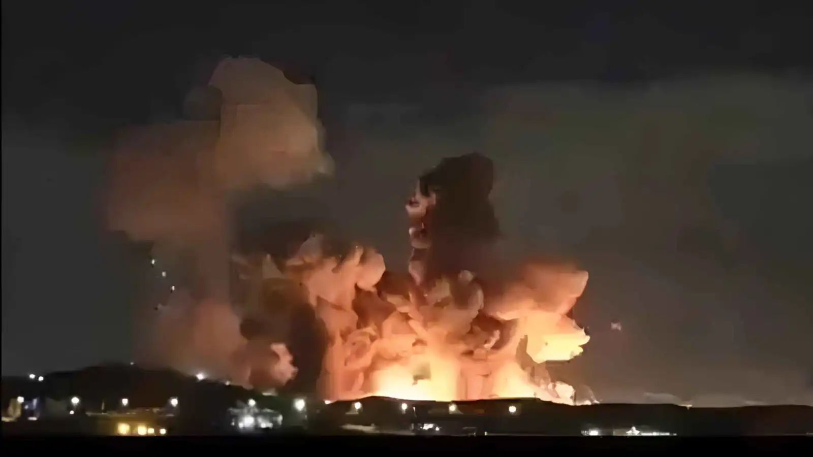 بقنابل عنقودية وخارقة للدروع.. قصف عنيف يهز طهران وأصفهان (فيديو)