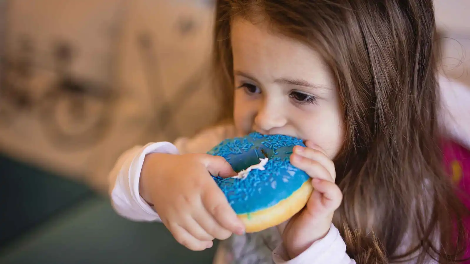 السكر والمحليات الصناعية تعجّل بلوغ أطفالك