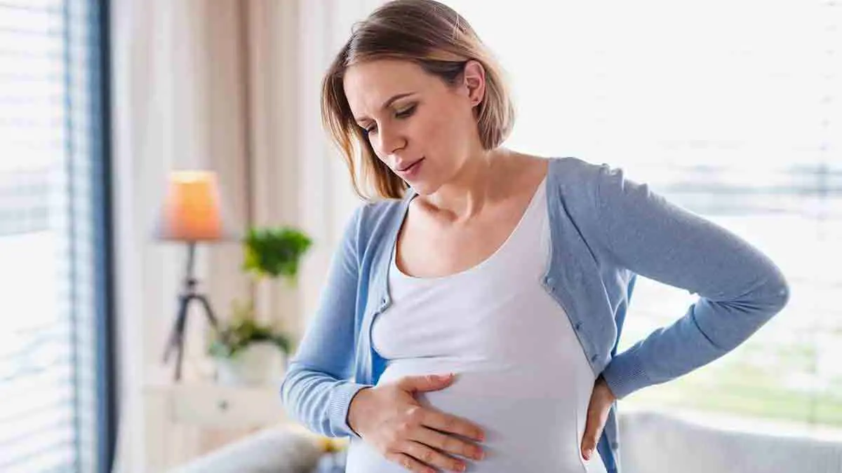 ما سبب تقلّص المعدة أثناء الحمل.. ومتى ينبغي القلق؟