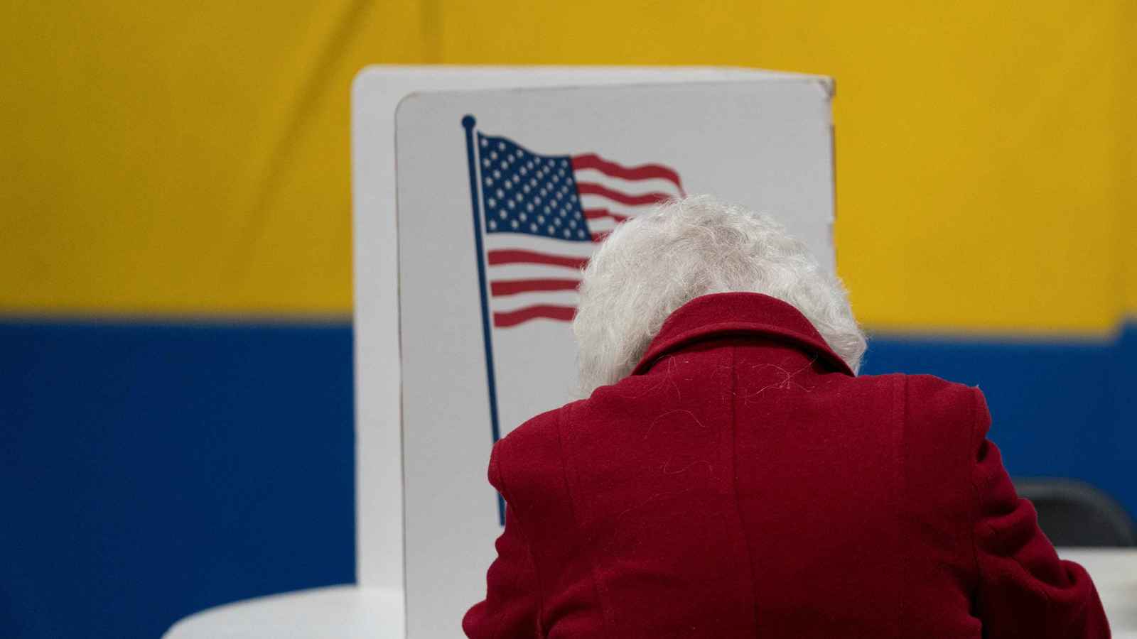 "مايكروسوفت": قراصنة إيرانيون يتعقبون مواقع للانتخابات الأمريكية