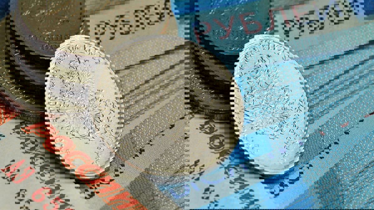 الروبل الروسي يسجل أعلى مستوى في حوالي عامين مقابل اليورو