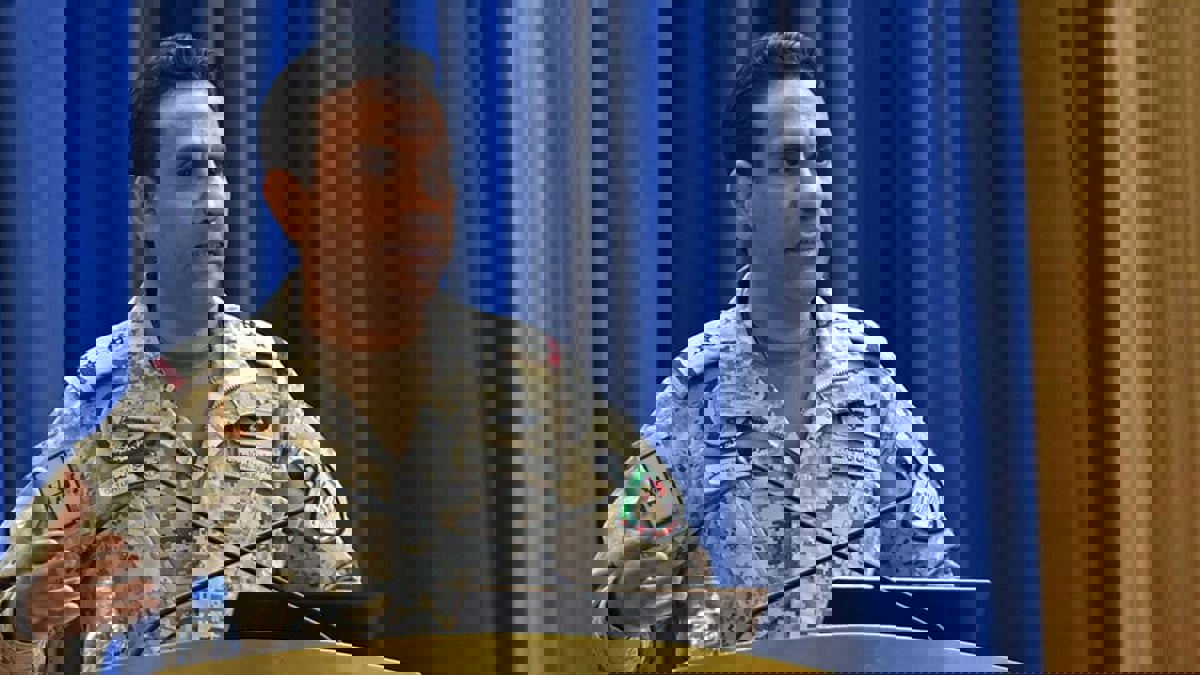 اليمن.. وصول أول طائرة تحمل 40 أسيرا حوثيا أفرج عنهم التحالف إلى عدن