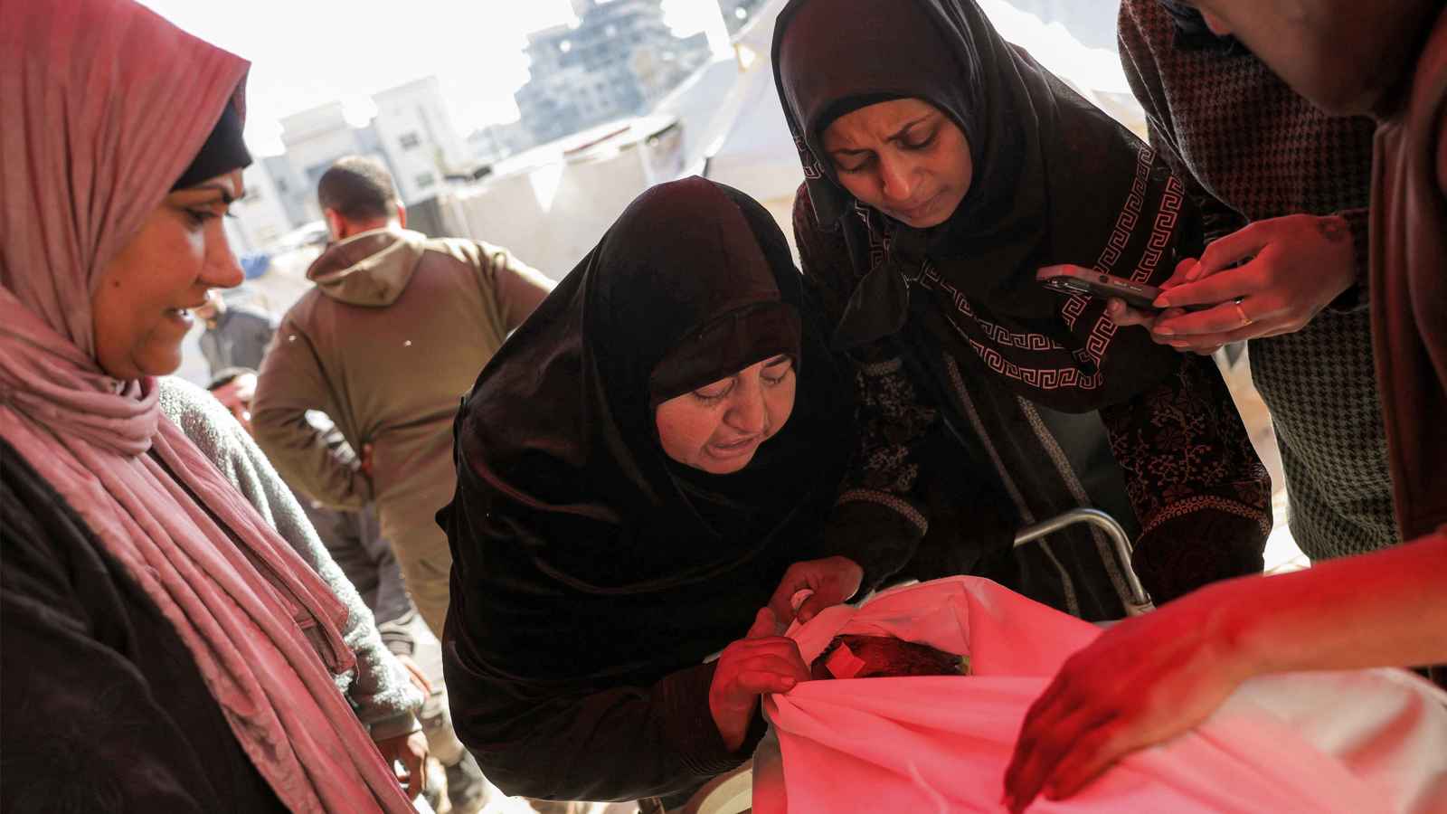 يوم دام جديد.. عشرات القتلى في غزة وعريس "يُزف إلى قبره"