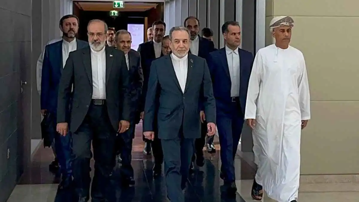 تفاوض وتحشيد.. آخر خيوط الدبلوماسية بين واشنطن وطهران قبل الحرب