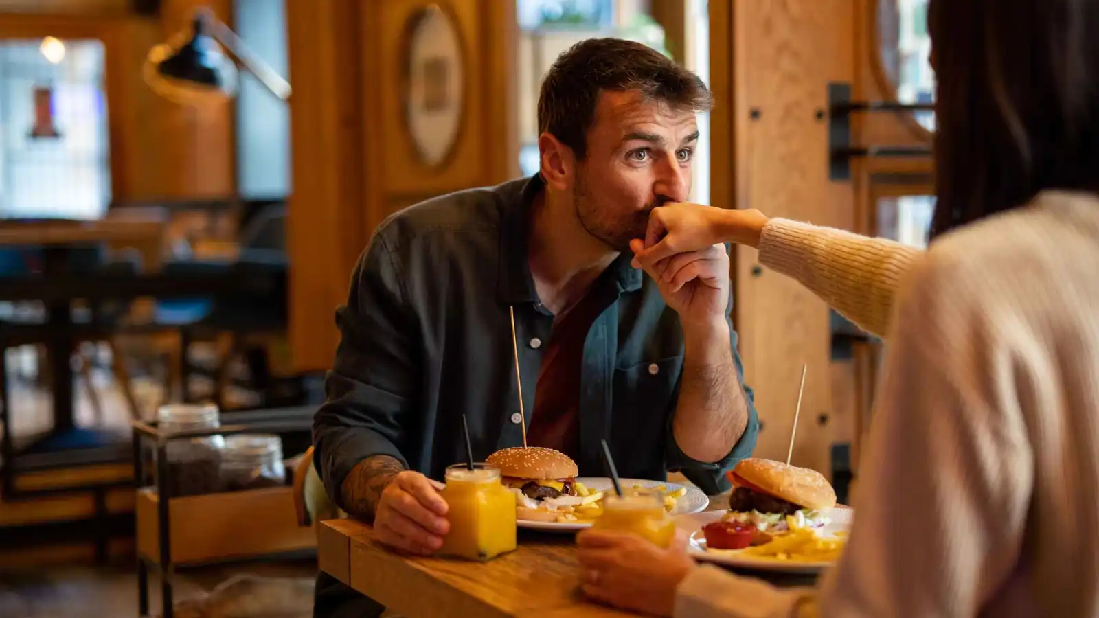 رجل يقاضي مطعمًا فضح خيانته لزوجته عبر "تيك توك"