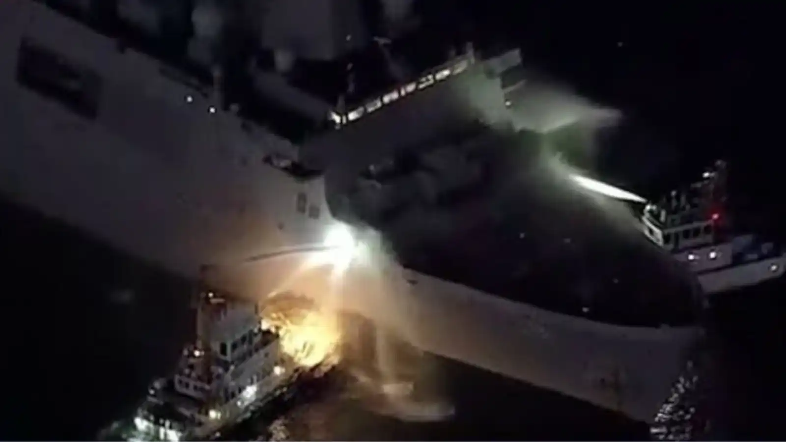 اندلاع حريق في سفينة حربية أمريكية قبالة سواحل اليابان (فيديو)