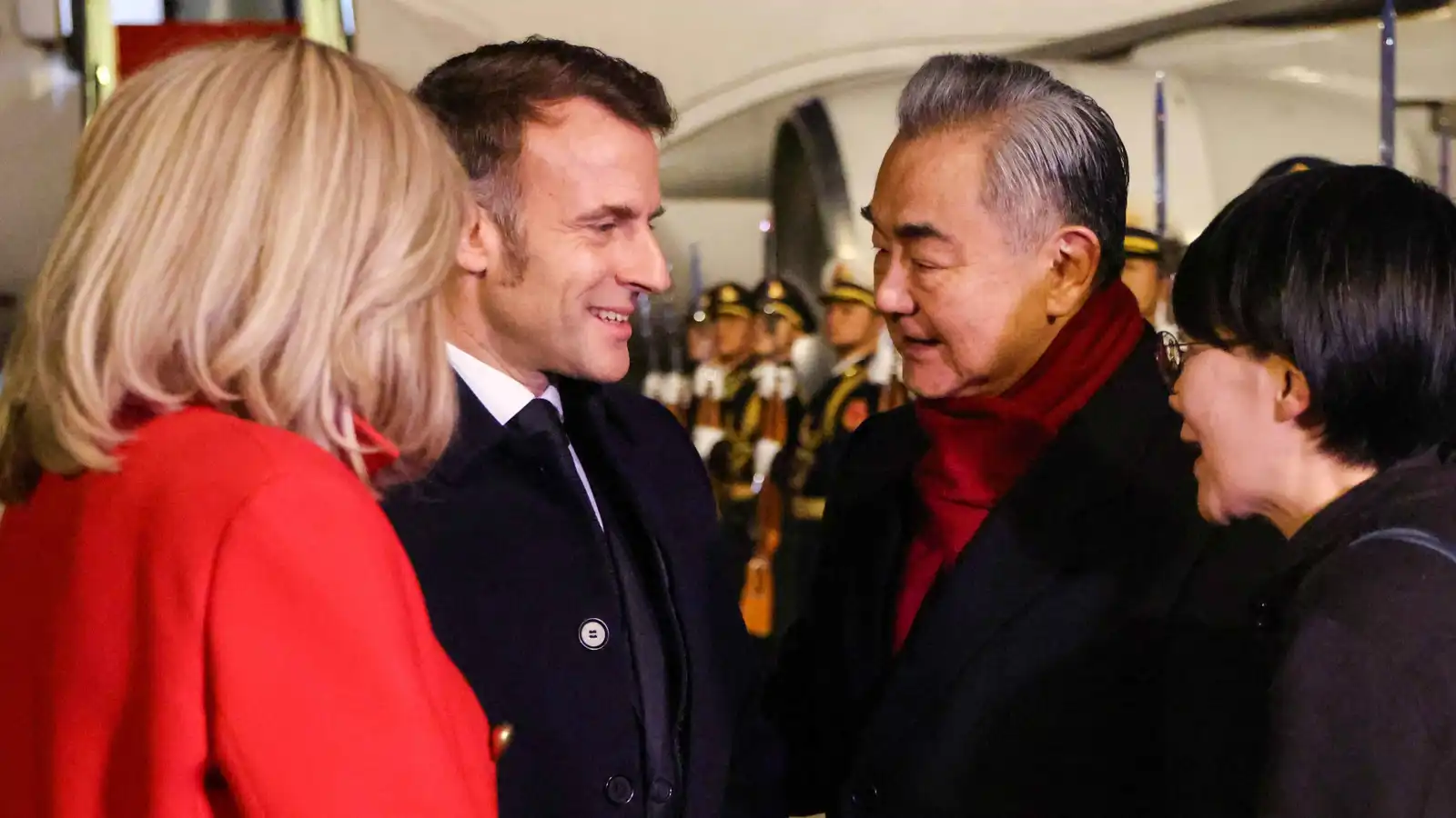 الرئيس الفرنسي يصل إلى الصين لبحث ملف أوكرانيا والتجارة