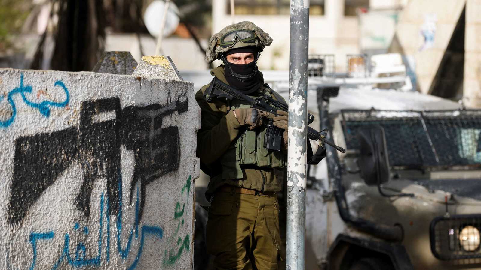 إسرائيل تعلن عن إطلاق نار استهدف حاجزاً في رام الله (صور)