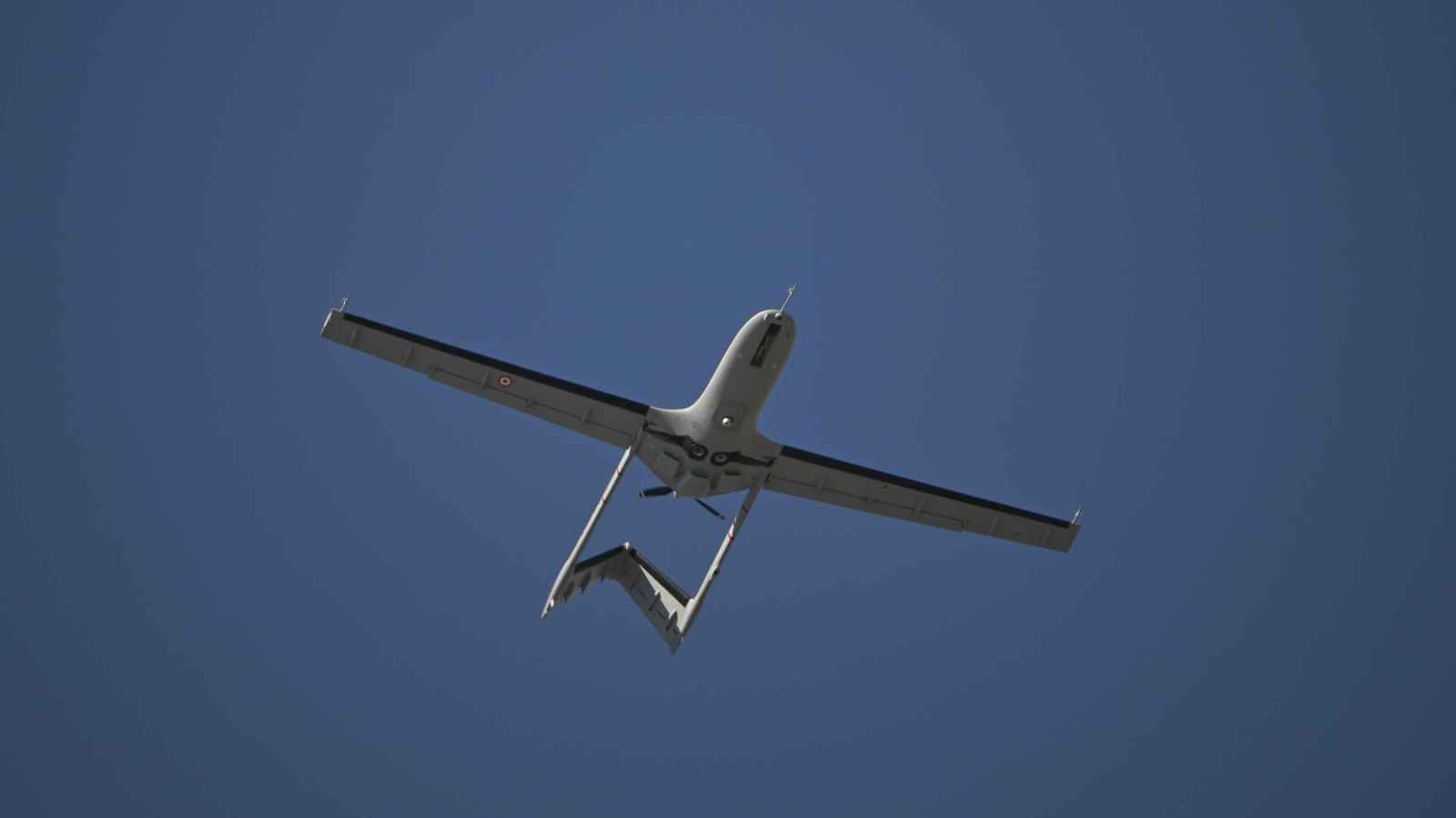 قسد تسقط طائرة "بيرقدار" تركية في ريف حلب (صورة)