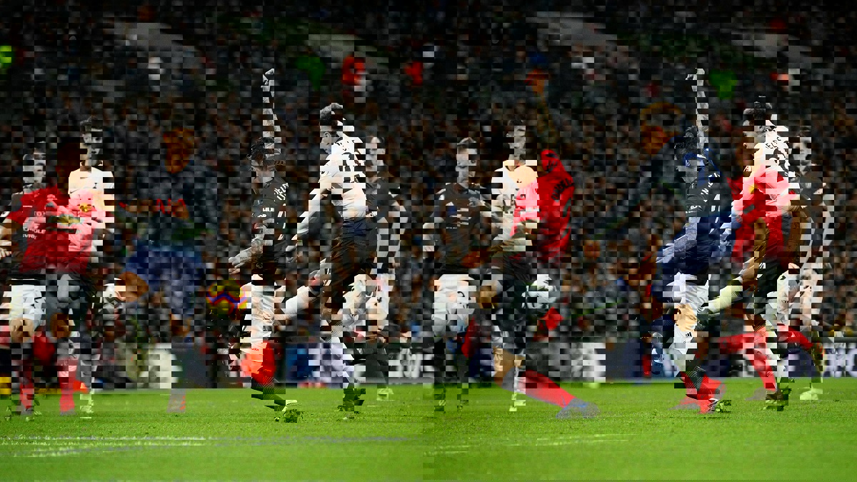 مانشستر يونايتد يواصل تألقه ويلدغ توتنهام في قمة الدوري الإنجليزي (فيديو)