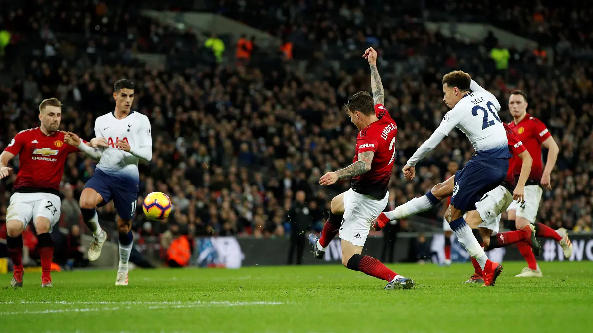 مانشستر يونايتد يواصل تألقه ويلدغ توتنهام في قمة الدوري الإنجليزي (فيديو)