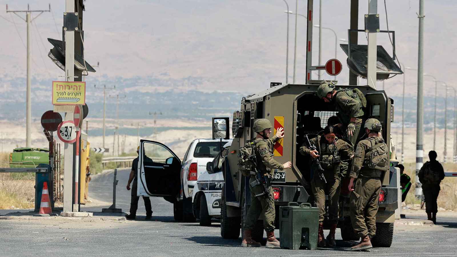 الأردن يتسلم من إسرائيل جثماني منفذي عملية "البحر الميت"