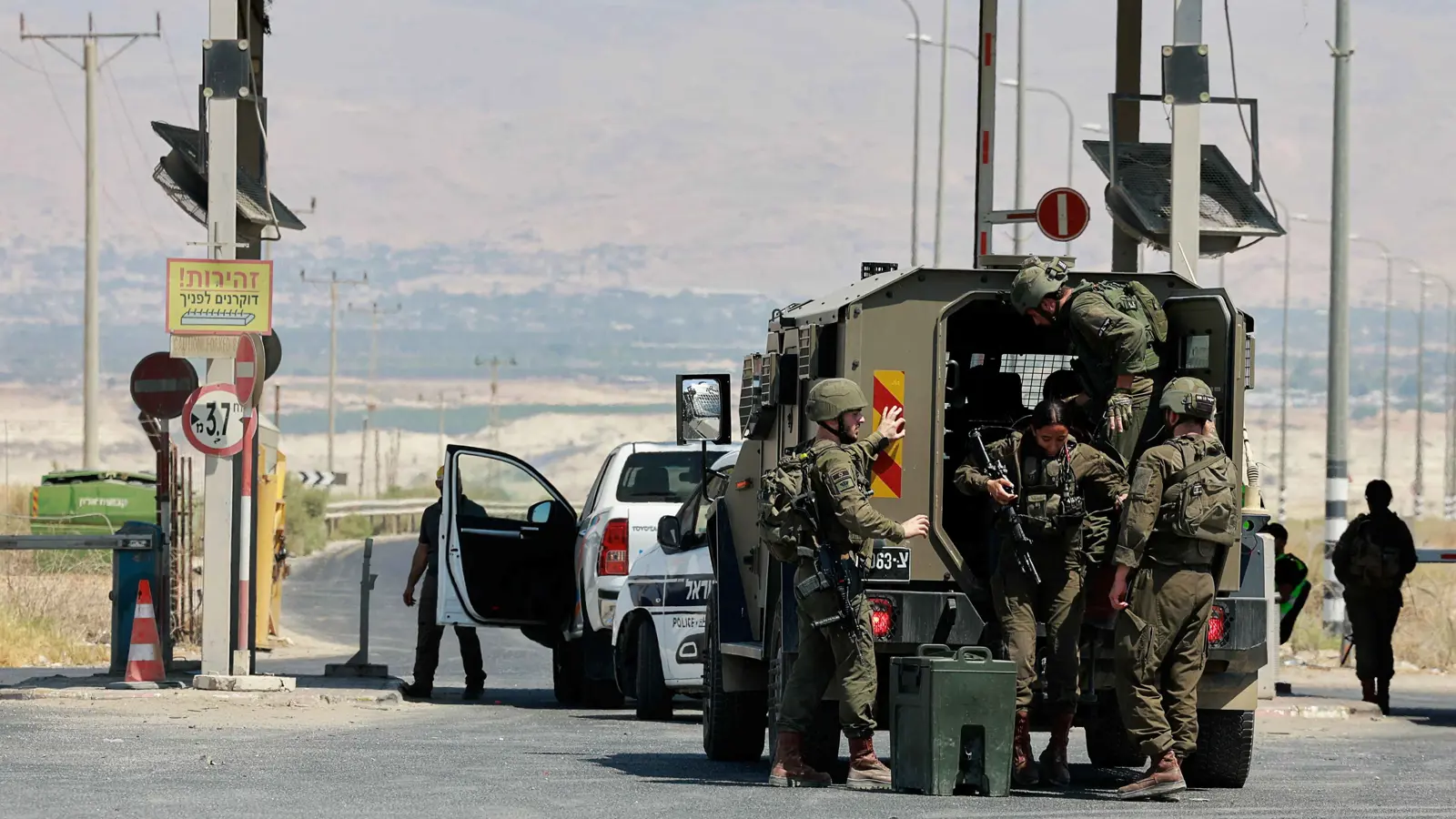 الأردن يتسلم من إسرائيل جثماني منفذي عملية "البحر الميت"