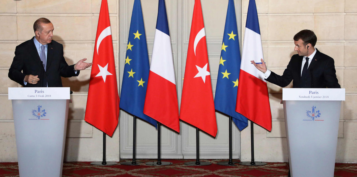 ماكرون يقف مع مجلة فرنسية وصفت أردوغان بـ"الدكتاتور"