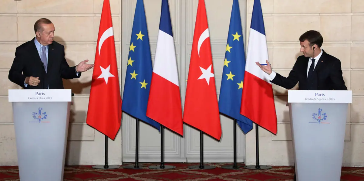 ماكرون يقف مع مجلة فرنسية وصفت أردوغان بـ"الدكتاتور"