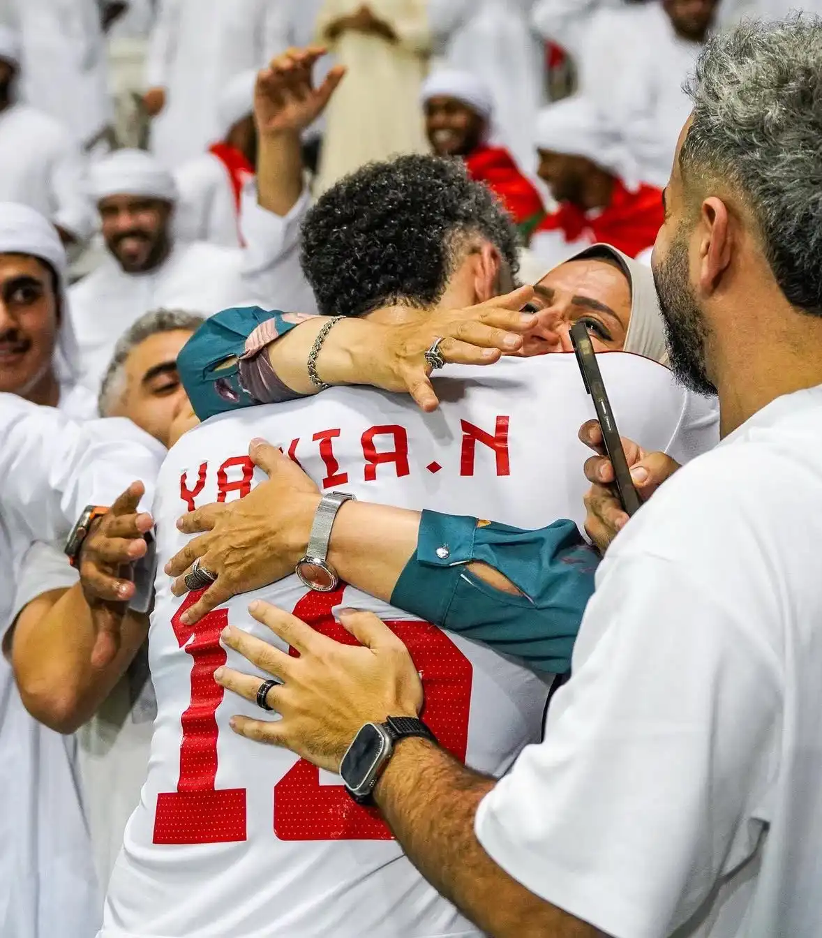 يحيى نادر يقبل رأس والدته