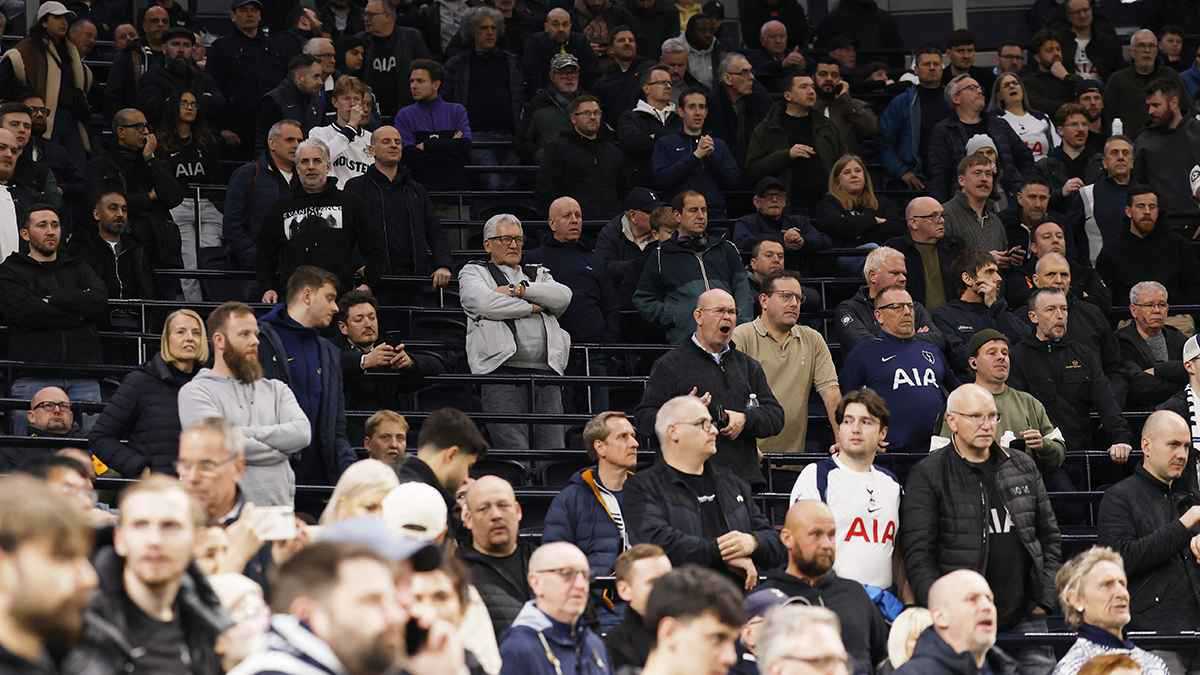 مع تزايد مخاوف الهبوط.. قرار من توتنهام تجاه مشجعيه 