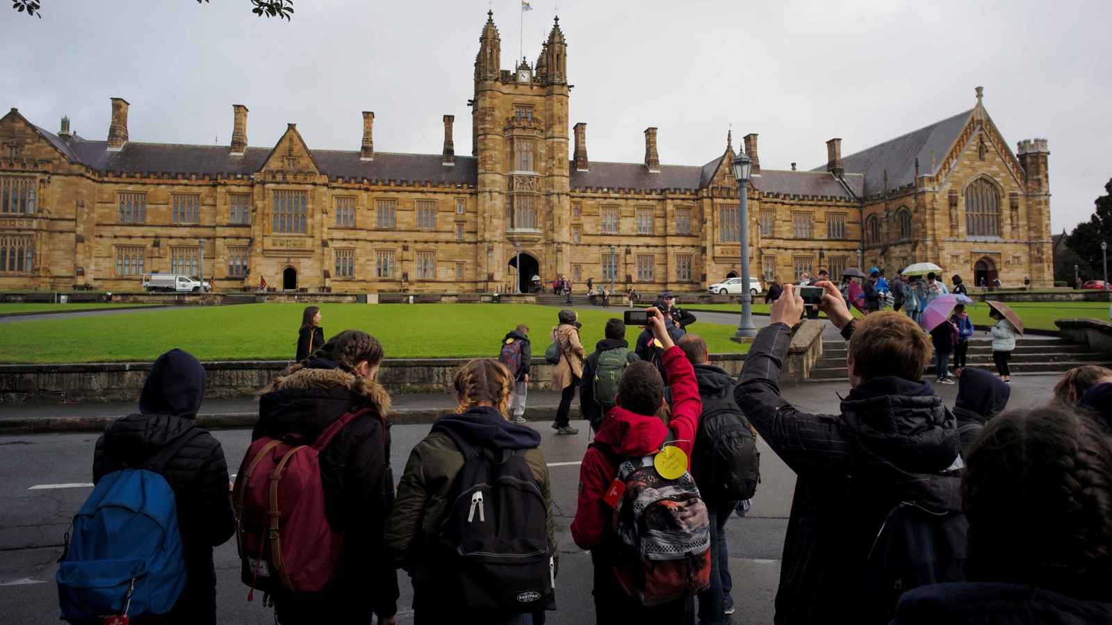 "تجاهلوا رسائل مدرائكم".. عمال أستراليا يحتفلون بـ"يوم تاريخي"