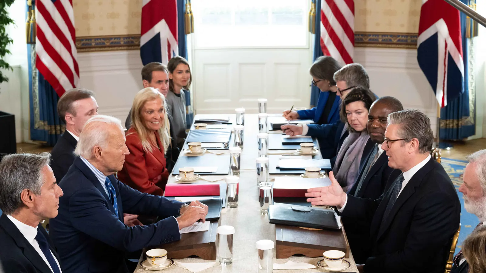 "أسابيع حاسمة".. بايدن وستارمر يبحثان السماح لكييف باستهداف روسيا