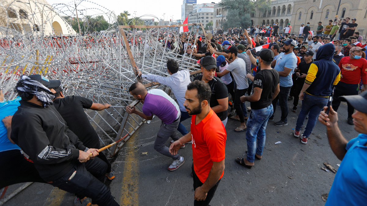 مظاهرات العراق.. سقوط جرحى في تفريق محتجين ببغداد (صور وفيديو)