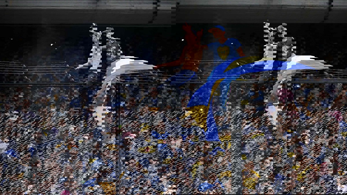 السلطات الإسبانية تمنع مشجعًا لبوكاجونيورز من دخول البلاد