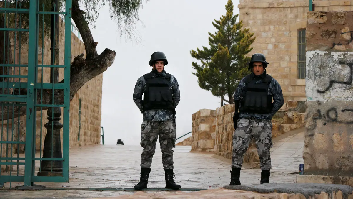 اعتداء عنيف على رجال شرطة في الكرك بالأردن.. والأمن يتوعد (فيديو)