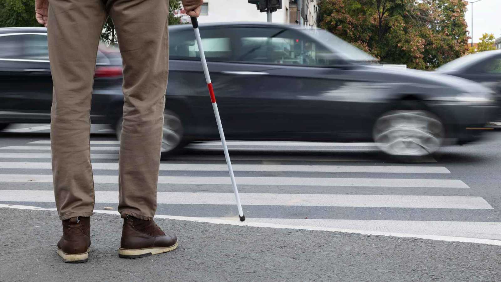 أشبه بمشهد سينمائي.. مصرع مسن صدمته سيارة على ممر المشاة (فيديو)