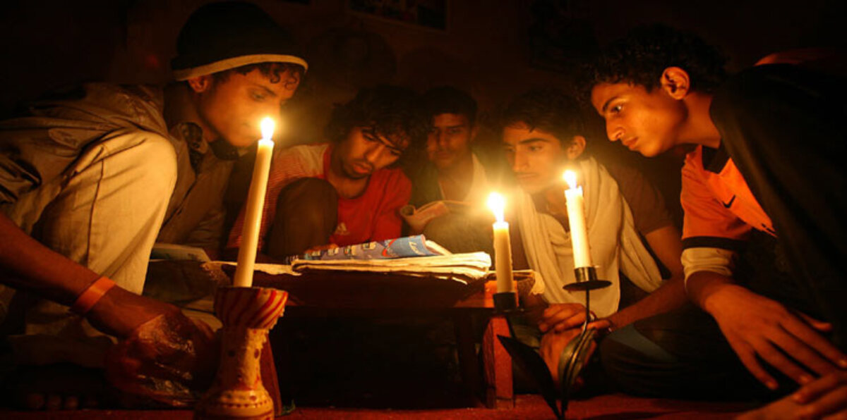 عدن مهددة بانقطاع تام للكهرباء اليوم