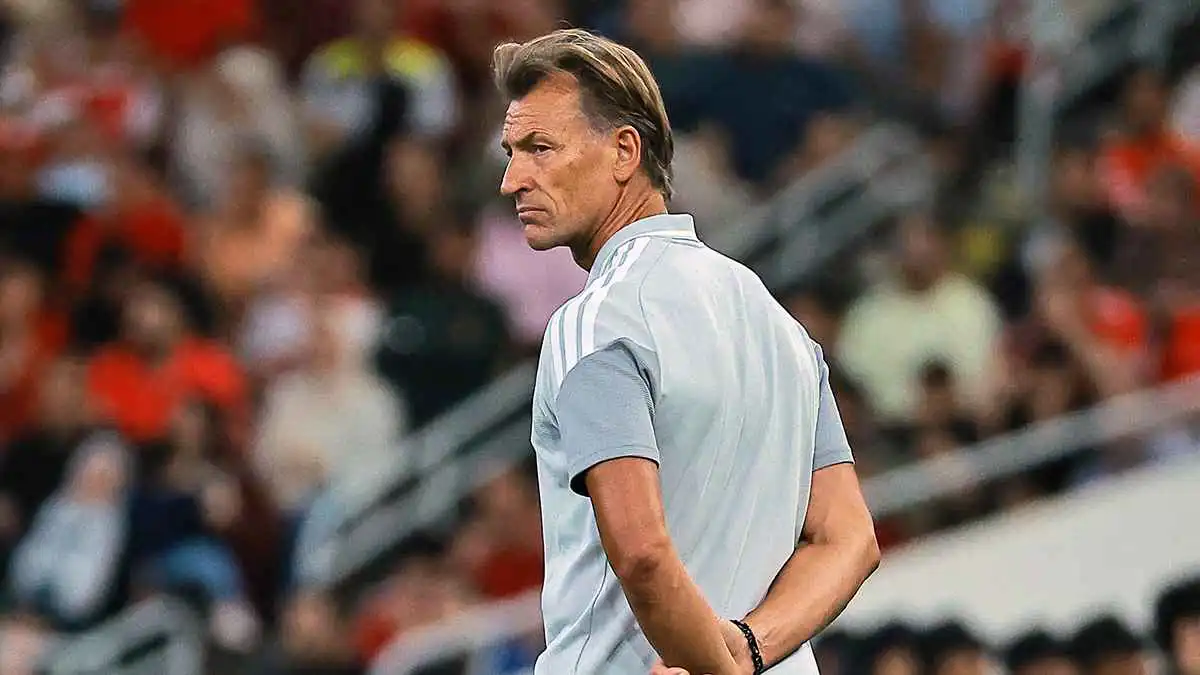 غضب عارم ضده.. مطالبات بإقالة رينارد من تدريب المنتخب السعودي "فوراً"