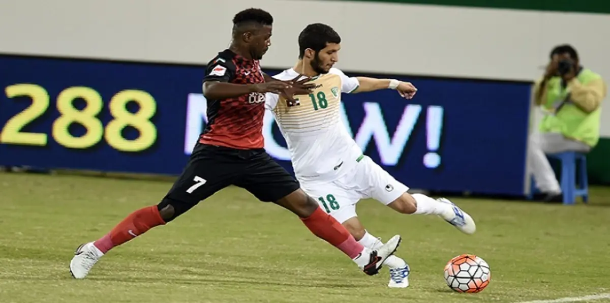 الأهلي يهزم الإمارات ويقلص الفارق مع العين