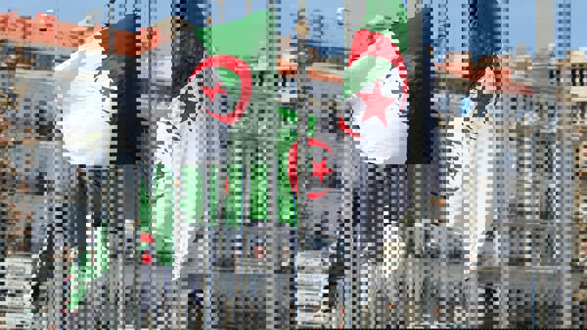 الرئاسة الجزائرية تعلن الإبقاء على كبار الوزراء في تغيير حكومي