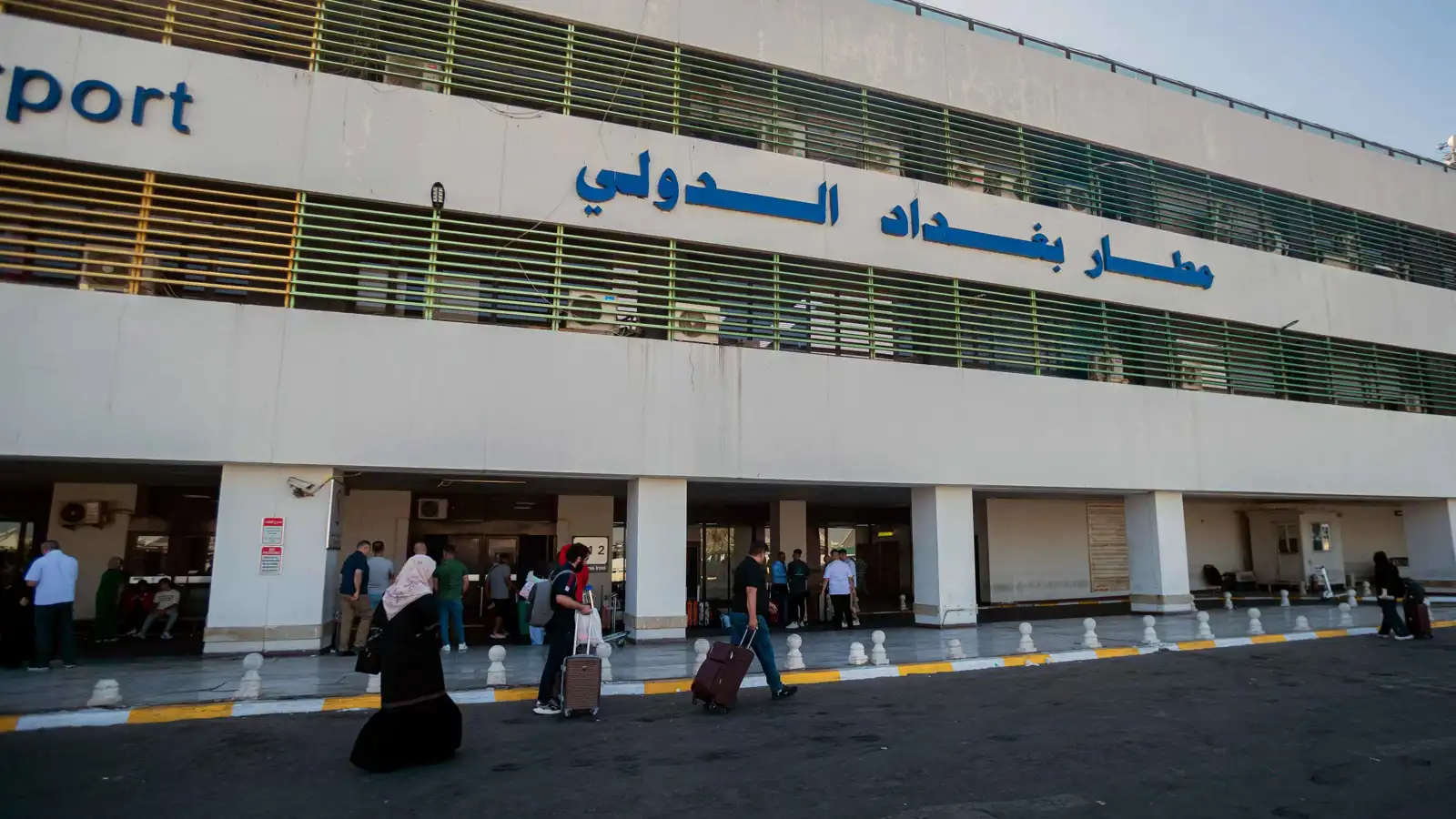 مطار بغداد الدولي يتعرض لثماني هجمات ليلية بالصواريخ والمسيّرات