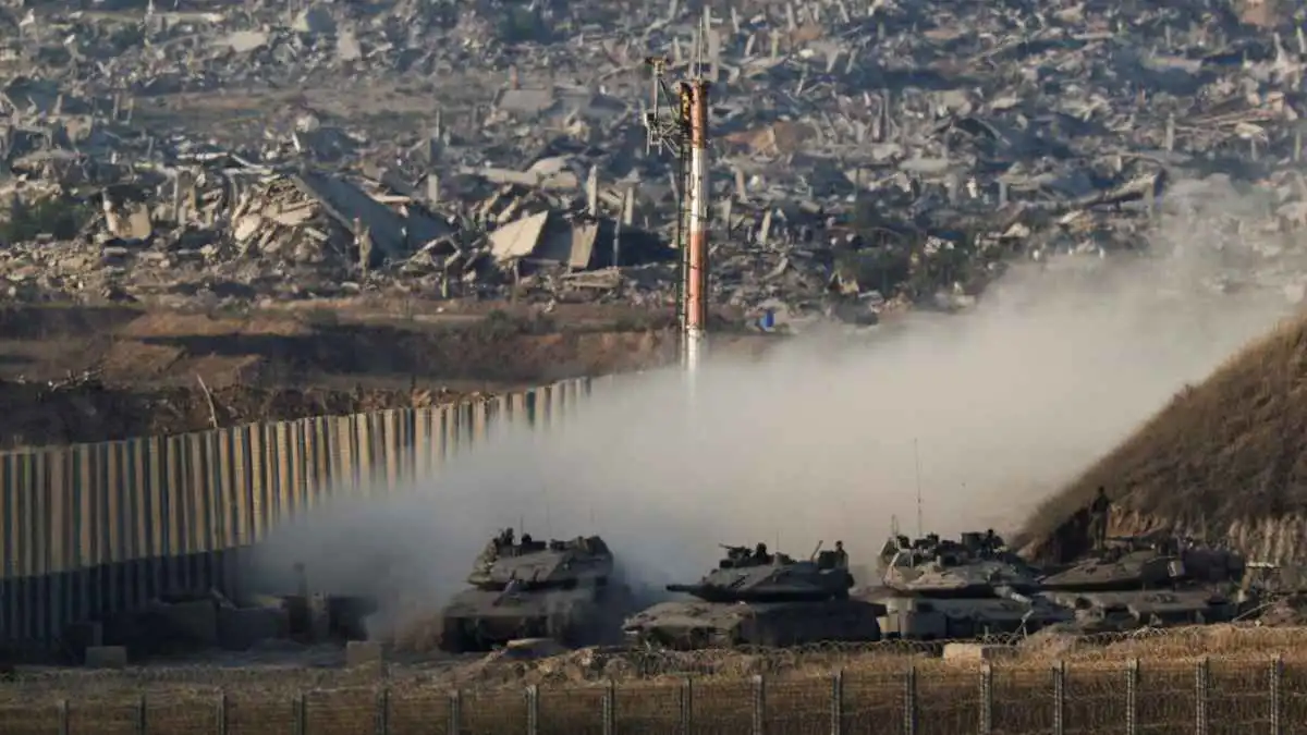 بدأ عمليات تجريف.. الجيش الإسرائيلي يتوغل جنوب قطاع غزة لتوسيع "الخط الأصفر"